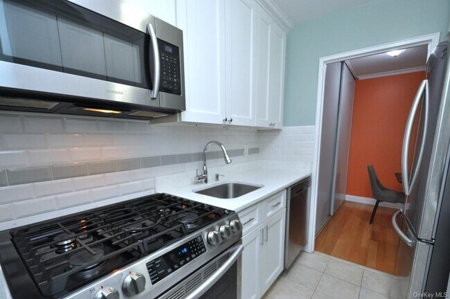 Building Photo - 100 Hartsdale Ave