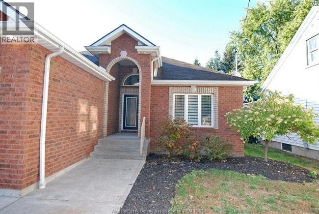 Building Photo - 558 Reaume Rd