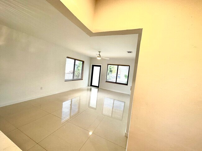 Foto del edificio - 1931 SW 17th Ct
