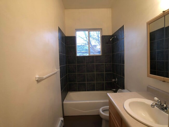 Building Photo - North Grand Junction: 2 bed 2 bath 2 car g...
