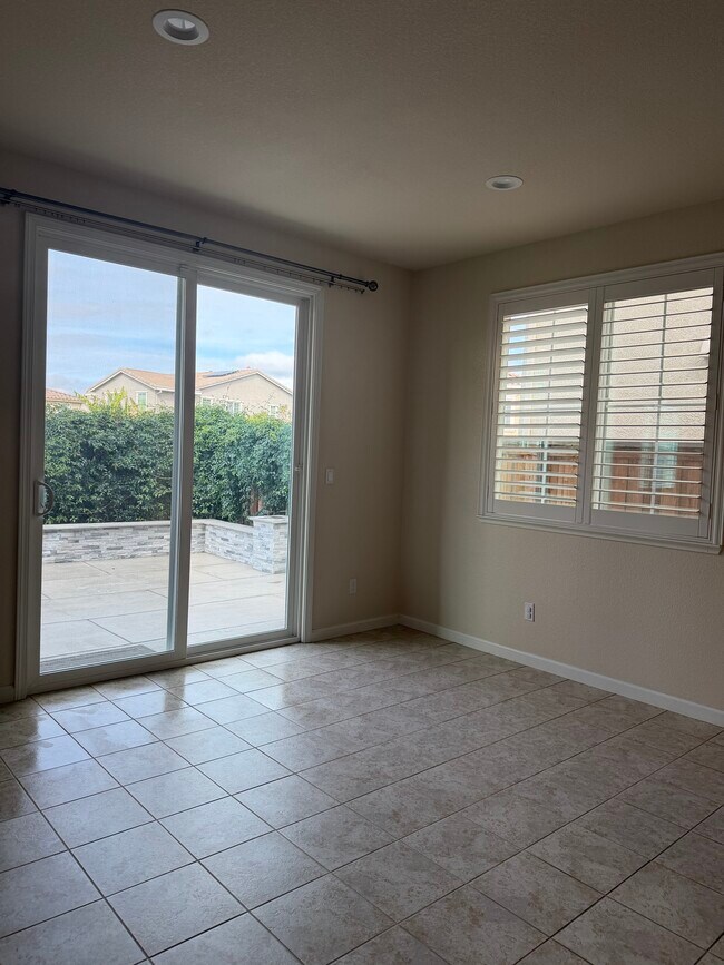 Comedor - 319 E Liverno Ave