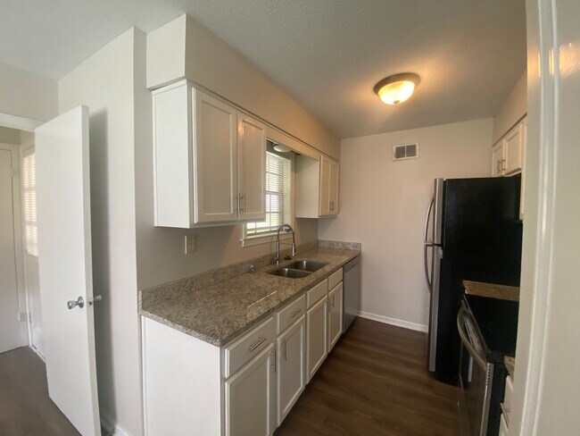 Building Photo - Renovated three bedroom two bath all lamin...