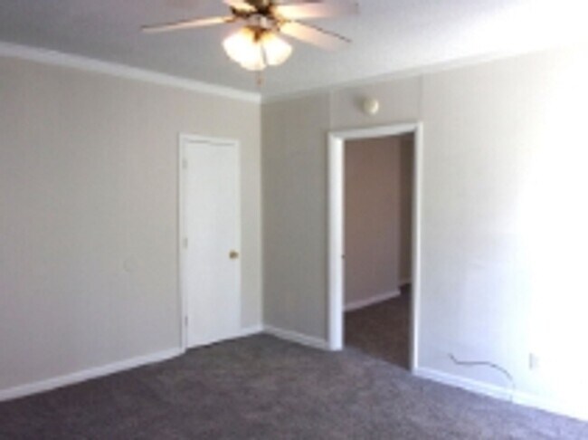 Foto del edificio - 526 Leslie St