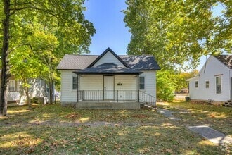 Building Photo - 1519 S Sergeant Ave