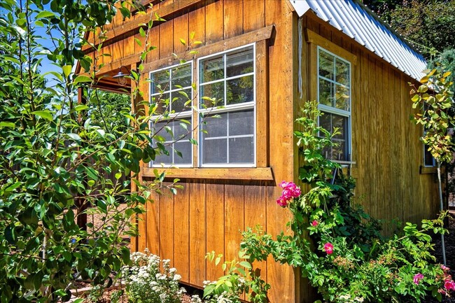 Building Photo - 2 Bedroom Cottage in the North End with to...
