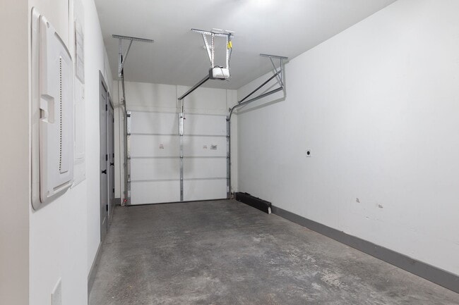 Building Photo - Beautiful 2bd/2.5ba Contemporary Townhome ...