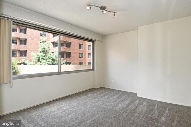 Foto del edificio - 5500 Friendship Blvd
