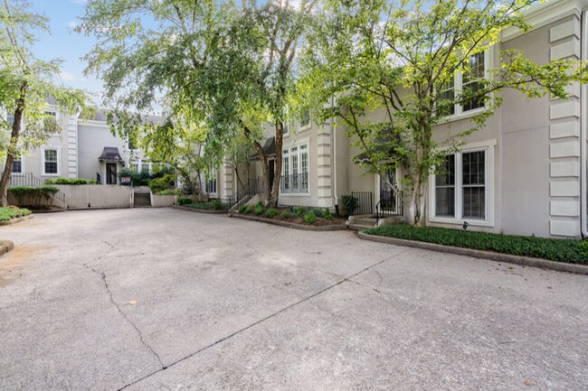 Building Photo - 102 St Charles Pl