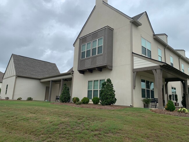 Building Photo - Like New Townhome in Desired Mimms Trail