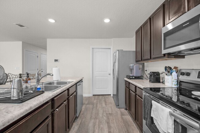 Building Photo - Milton Gem: 4BR/2.5BA, 2,200 Sq Ft, Fenced...