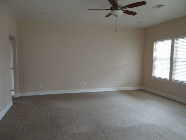 Building Photo - 2/1.5/1 Great Duplex in Nederland NISD