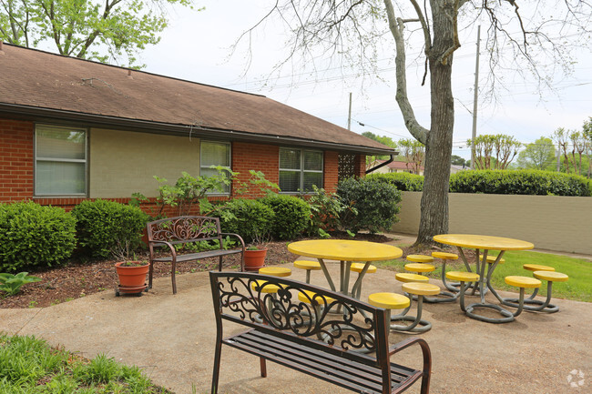 Picnic Areas - Oxford Townhomes and Apartments