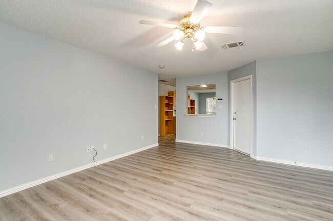 Foto del edificio - Spacious Well Maintained 2 Bed- 2.5 Bath T...