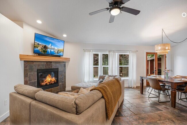 Building Photo - 20881 Top Knot Ln