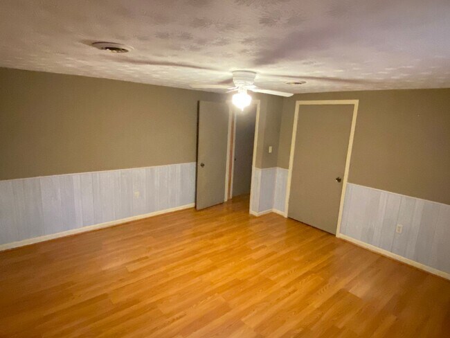 Building Photo - 3/4 bedroom 1 bath single family home in B...
