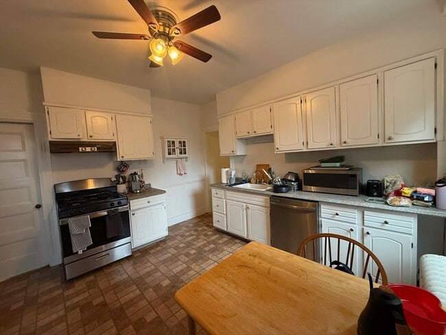 Building Photo - 98 Cypress St