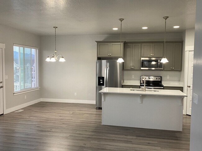 Foto del edificio - Lovely Townhome For Rent