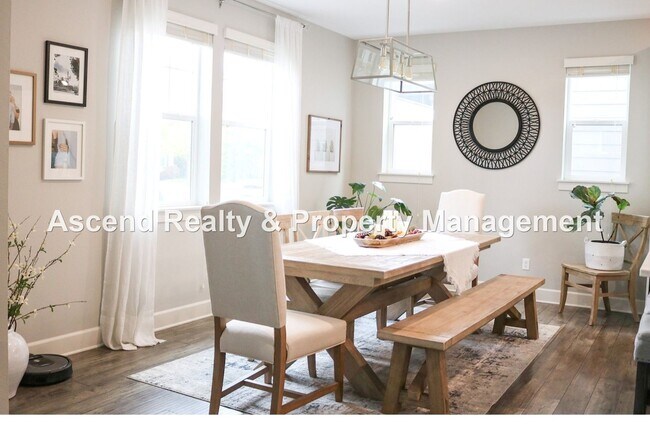 Foto del edificio - 4 Bed/3 Bath Hillsboro Laurel Oaks Neighborhood, Solar Panels, 1 or 2 Pets Allowed with Pet Rent,...