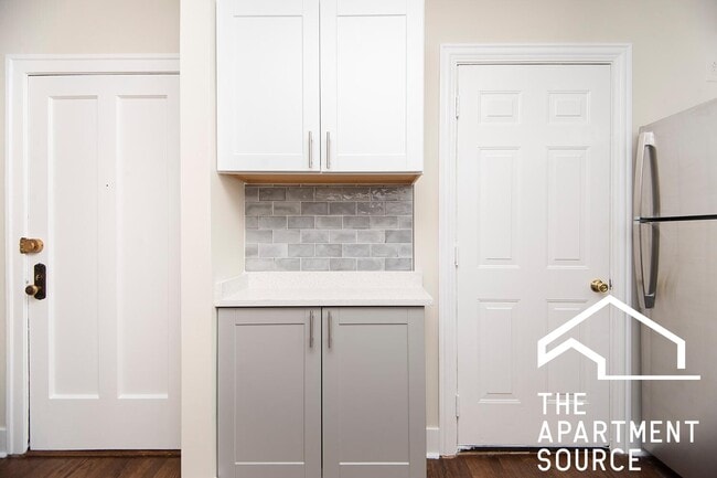 Photo - 3815 N Greenview Ave Apartment