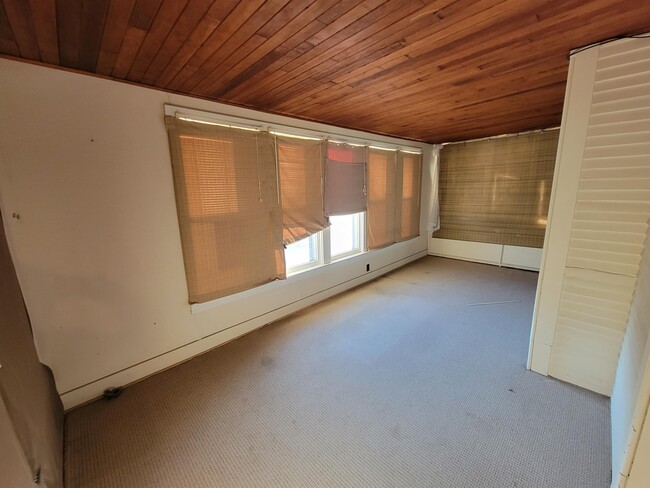 Building Photo - 1105 1/2 Ave F
