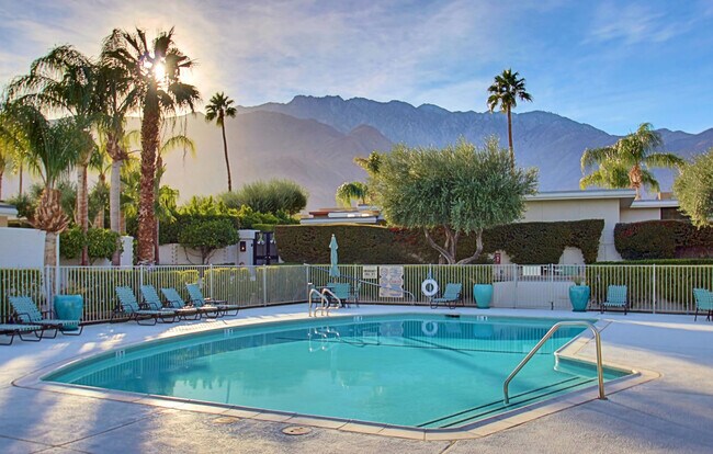 Foto del edificio - Extra Spacious, Exclusive Mid Century Modern Racquet Club Condo