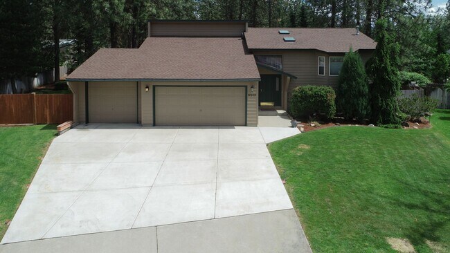 Foto del edificio - COMING SOON !! 3 bed 2.5 Bath Home on .5 acre lot in corner of Culdesac Mead School District