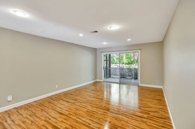 Building Photo - Great Location! Close to Folly Beach and D...