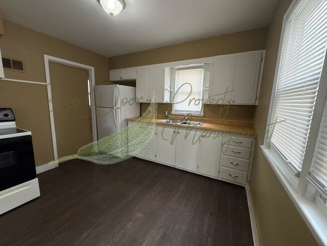 Building Photo - INDEPENDENCE DUPLEX!!!