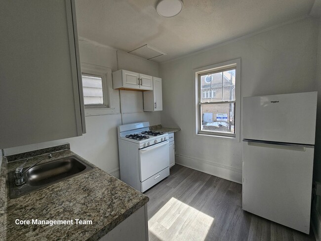 Building Photo - Newly Updated 2 bedroom apartment located ...