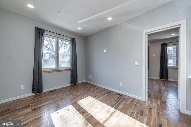 Foto del edificio - 2045 N College Ave