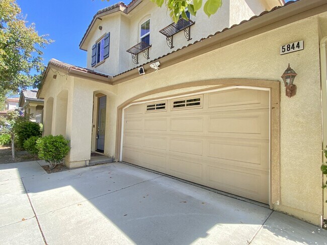 Building Photo - Spacious 3 + 2.5 House in Secluded Culdesac