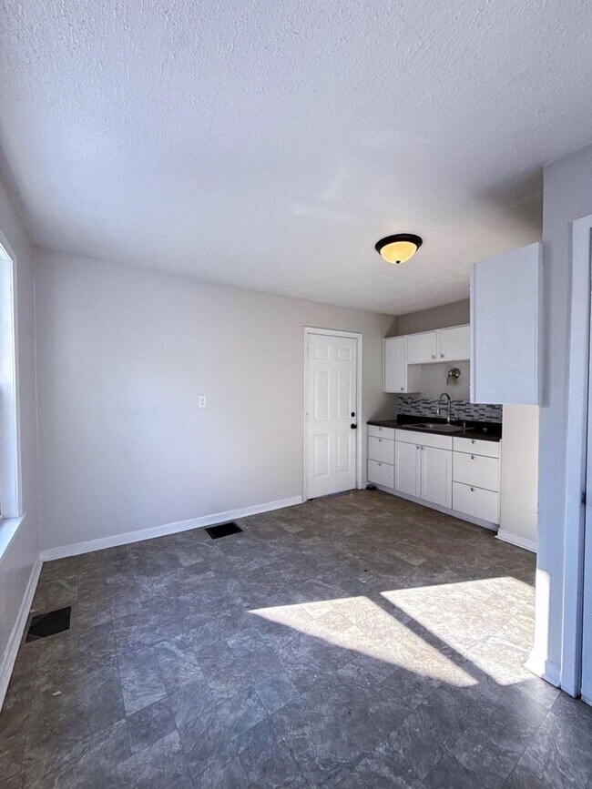 Foto del edificio - Beautifully Updated 2BR Home w/ Fenced Yard & Full Basement in South Linden