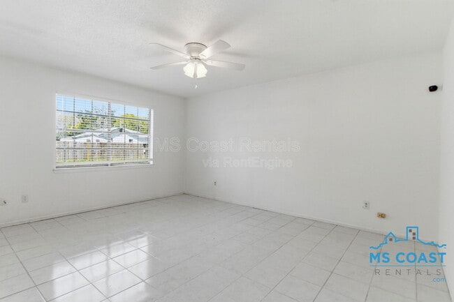 Building Photo - 167 Daisy St