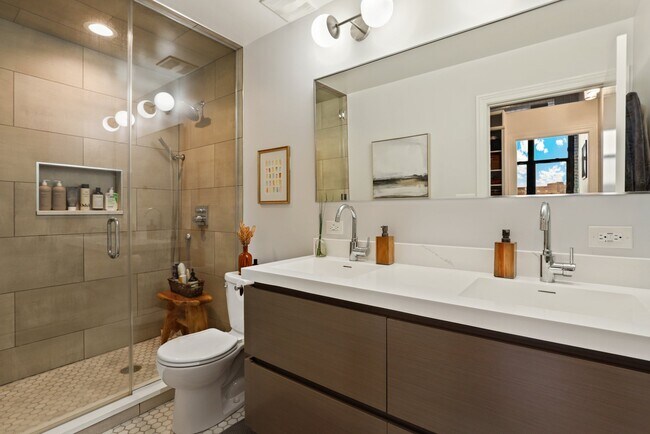 Primary Bath - 1601 W School St
