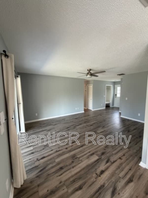 Foto del edificio - 8913 Wood Lake Ct