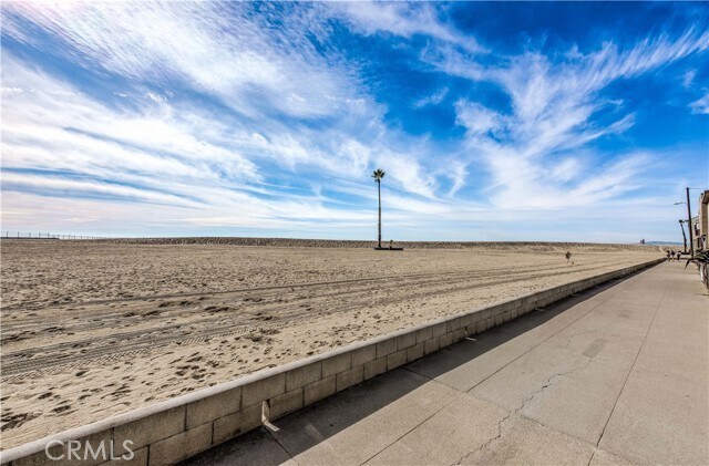 Building Photo - 1527 E Seal Way