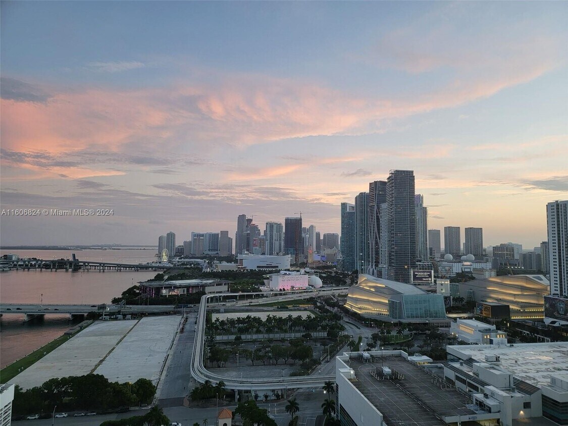 Primary Photo - 1717 N Bayshore Dr