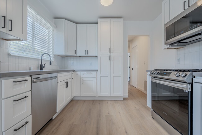 Building Photo - 3201 S Barrington Ave