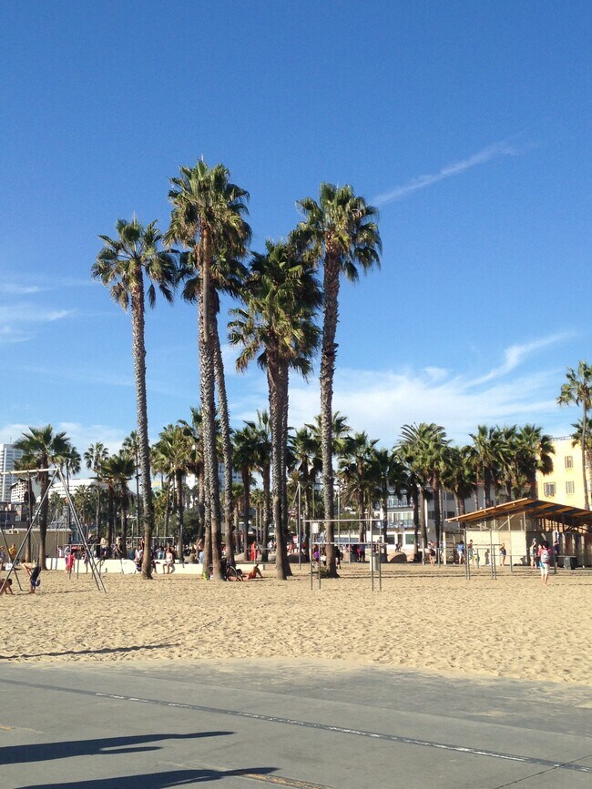 Building Photo - 2713 3rd St