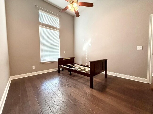 Building Photo - 1309 W Gum St