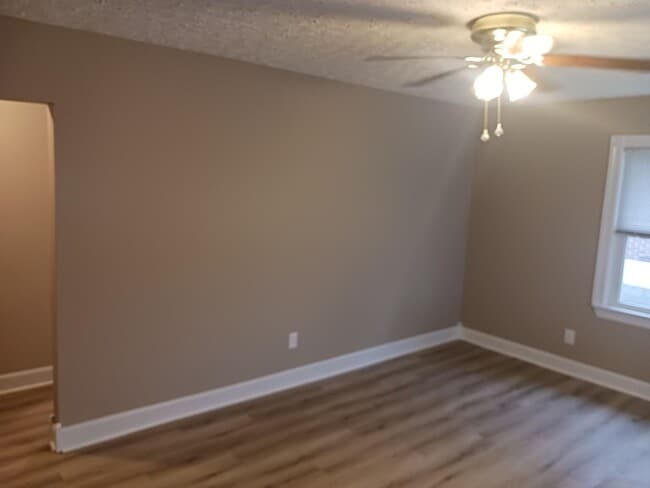 Foto del edificio - One Bedroom, one bath, brick home!