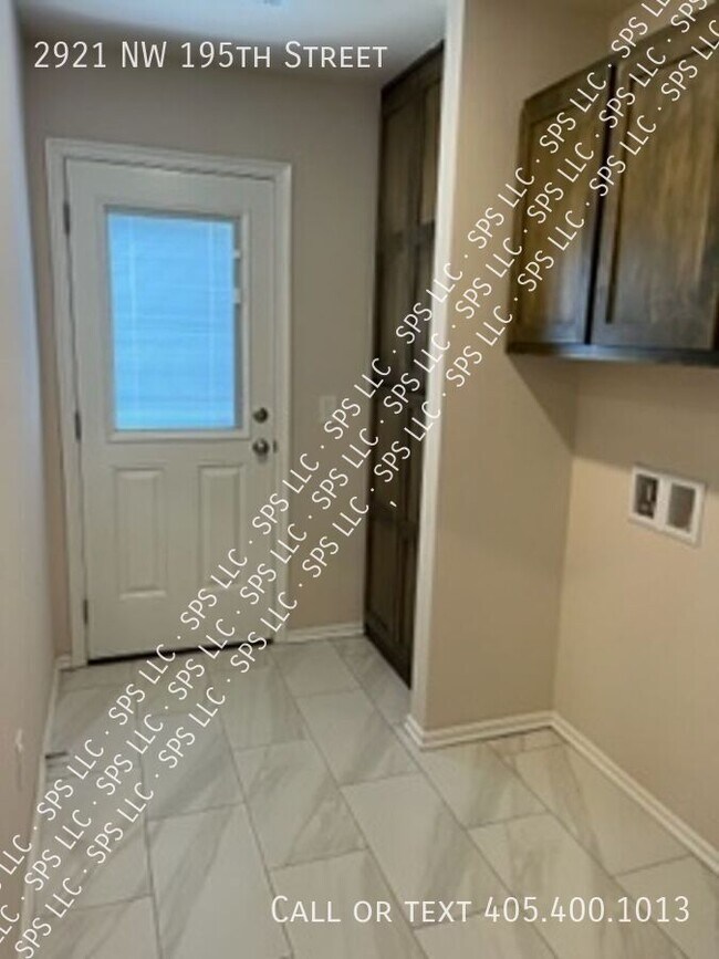 Foto del edificio - 2921 NW 195th St