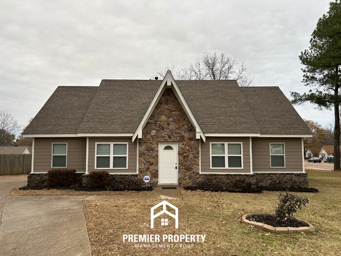Spacious 5 Bedroom Home for Rent in Southaven, MS | Hardwood Floors, Fireplace & Fenced Yard - Spacious 5 Bedroom Home for Rent in Southaven, MS | Hardwood Floors, Fireplace & Fenced Yard
