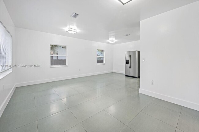 Foto del edificio - 911 Sharar Ave