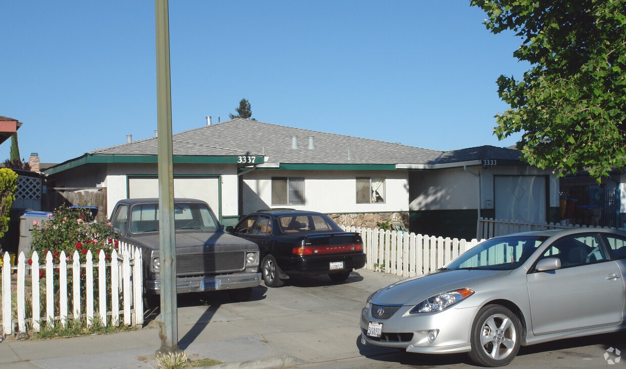Foto principal - 3333-3337 Locke Dr