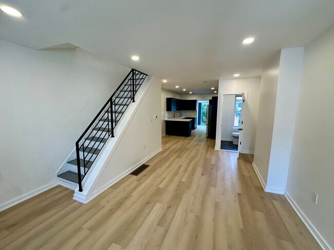 Building Photo - Fully renovated, bright and spacious 3 bed 1.5 bath in amazing location