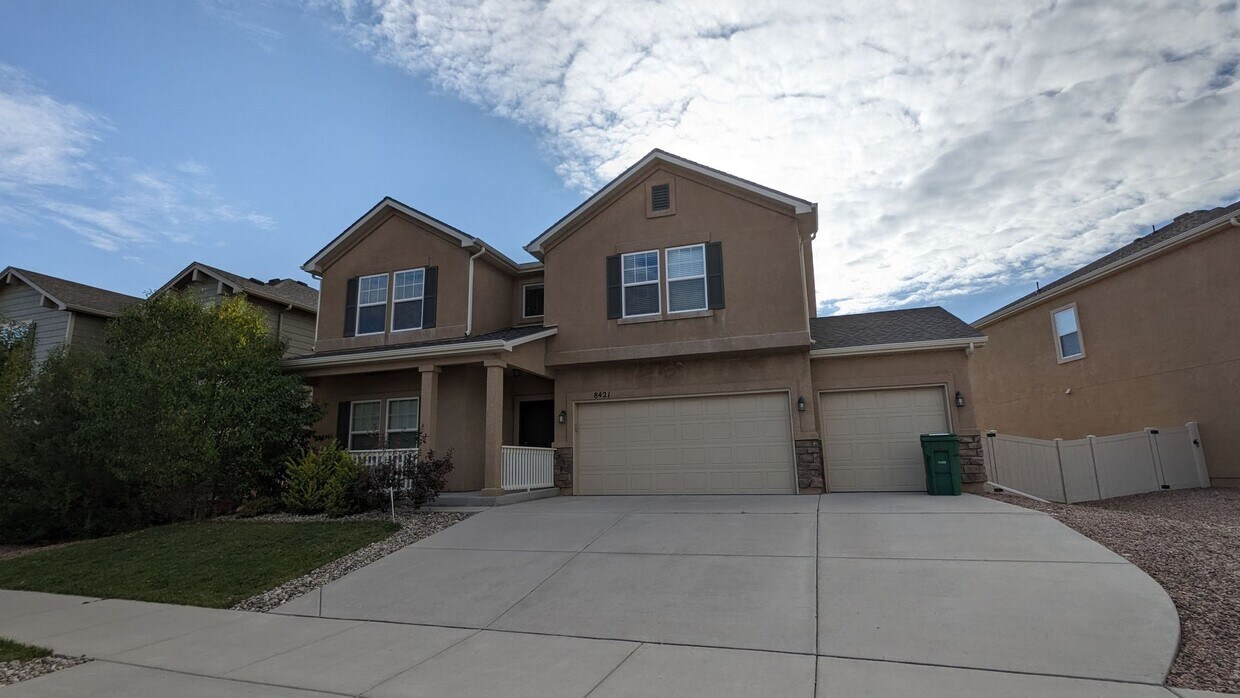 Foto principal - LARGE TWO STORY 3 BED/2.5 BATH W/3 CAR GAR...