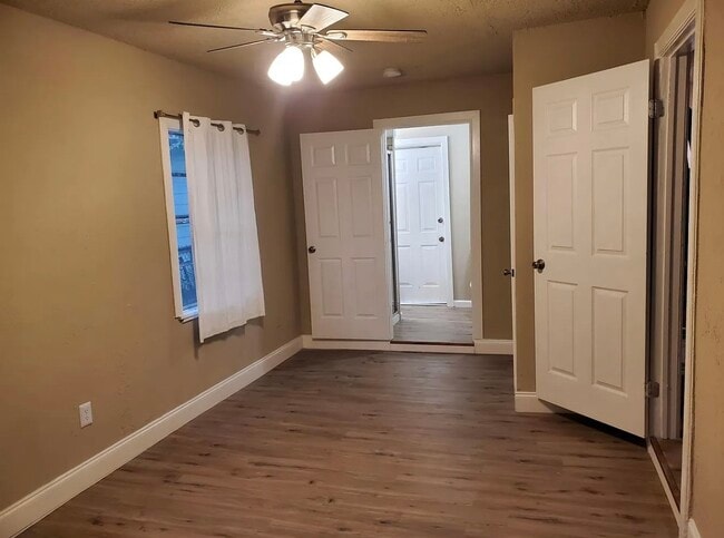 Building Photo - 5131 Lyndhurst Dr