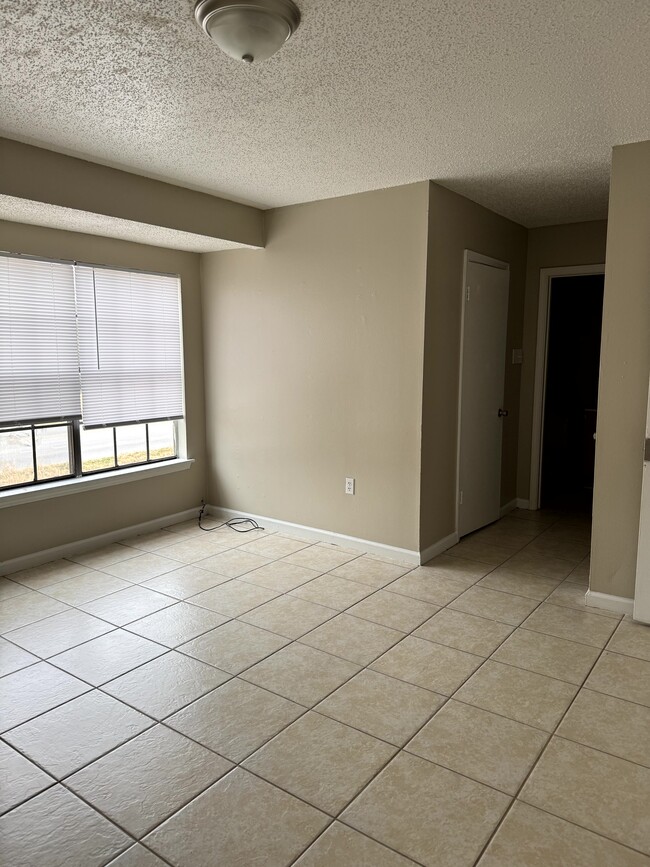 Foto del edificio - 8007 Jefferson Park Dr