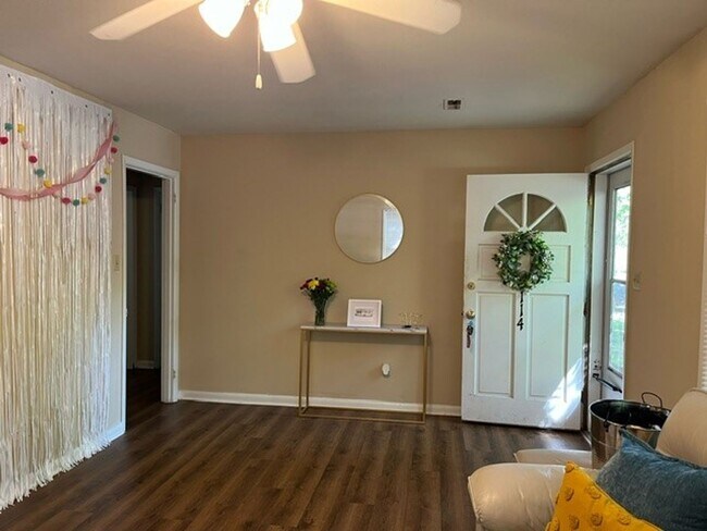 Foto del edificio - Charming Chapel Hill Cottage Near UNC with Spacious Backyard